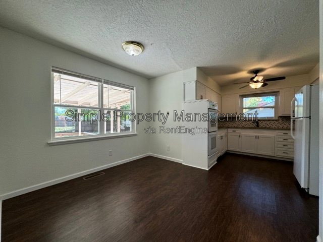 Building Photo - 816 Willow Ln