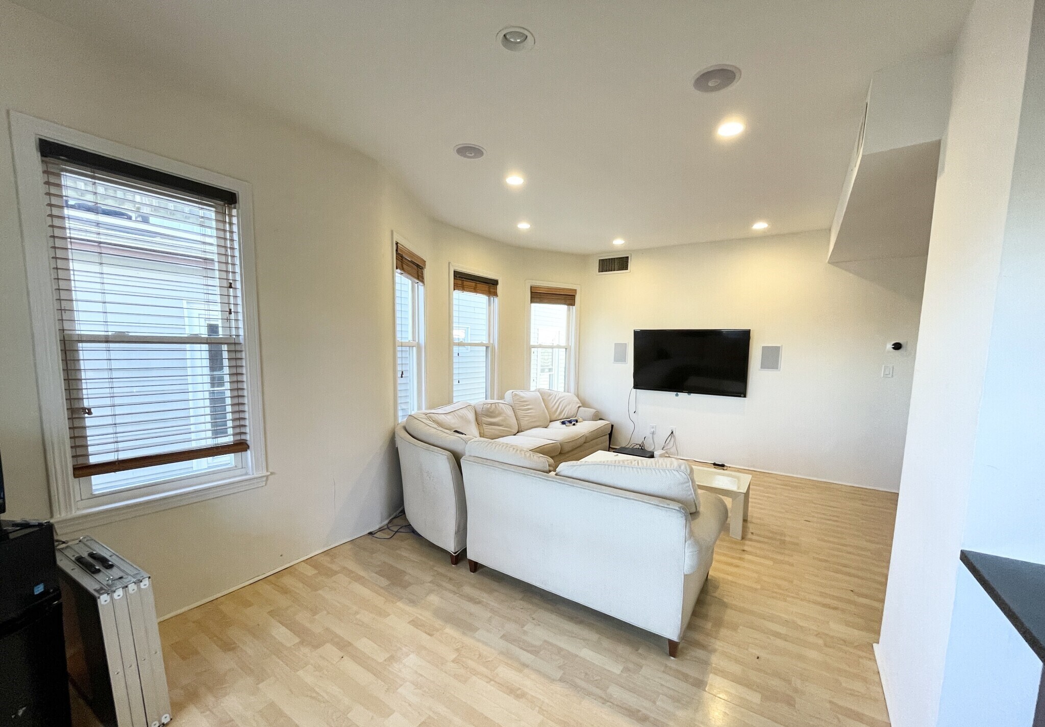 Building Photo - 7 Iroquois St