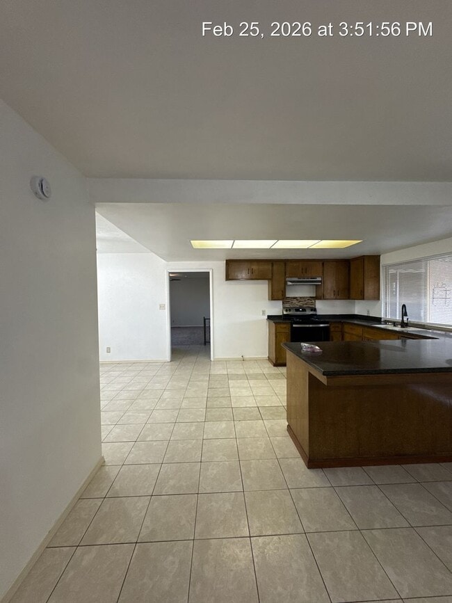 Building Photo - Charming Home Available Now !