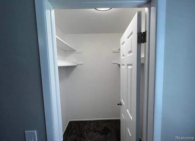 Building Photo - 2445 Torquay Ave