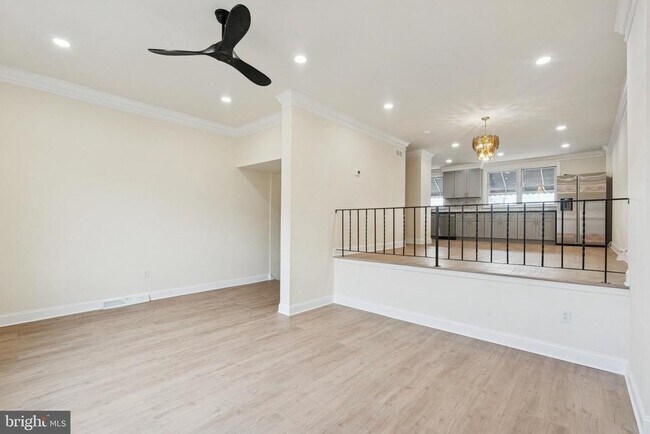 Building Photo - 411 W Shunk St