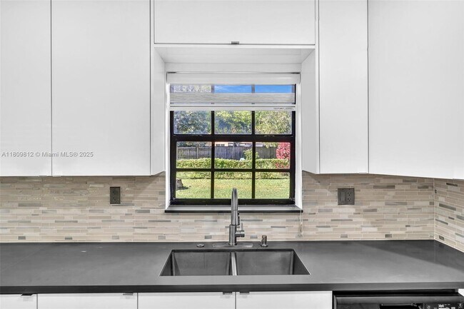 Building Photo - 418 S 57th Way