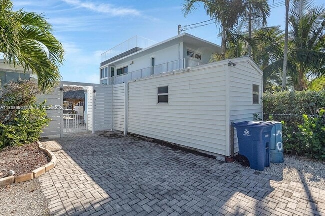 Building Photo - 230 Jolly Roger Dr