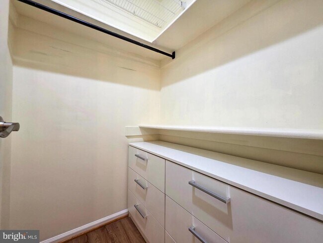Building Photo - 7758 New Providence Dr