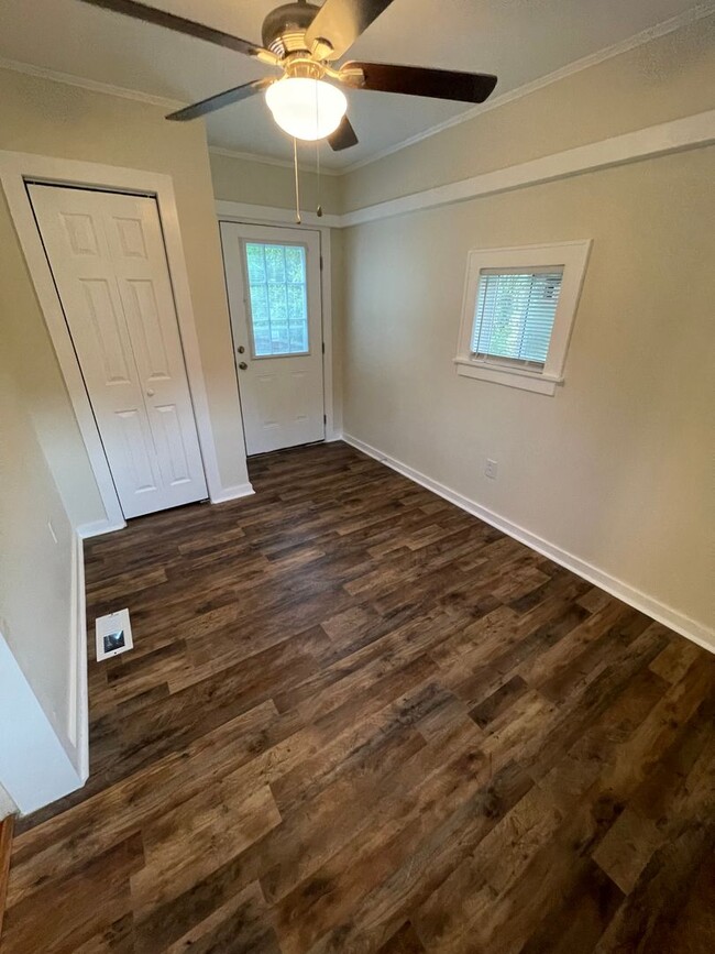 Building Photo - Renovated 3 Bedroom House in Pendleton Wal...