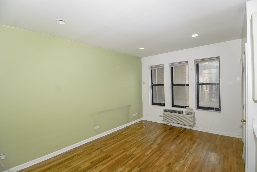 Building Photo - 909 W Dakin