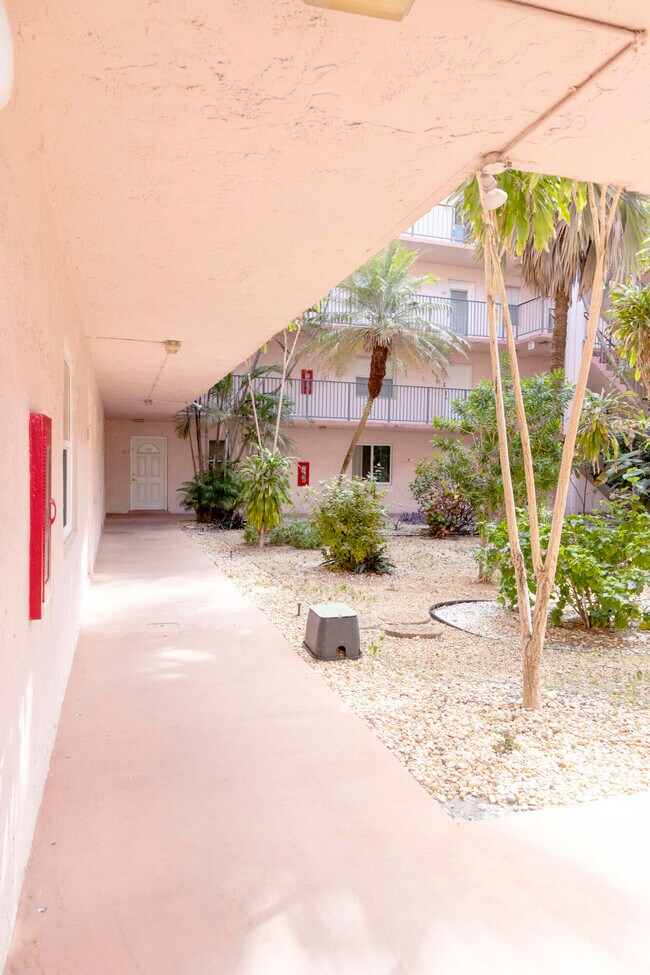 Building Photo - 2851 Somerset Dr