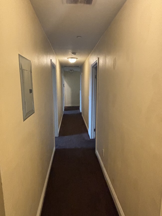 Building Photo - 616 E 84th Pl