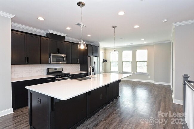 Building Photo - 2635 Statesville Ave