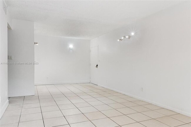 Building Photo - 1 bedroom in Hollywood FL 33023