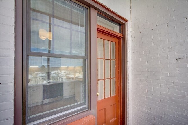 Building Photo - 321 Tappan St