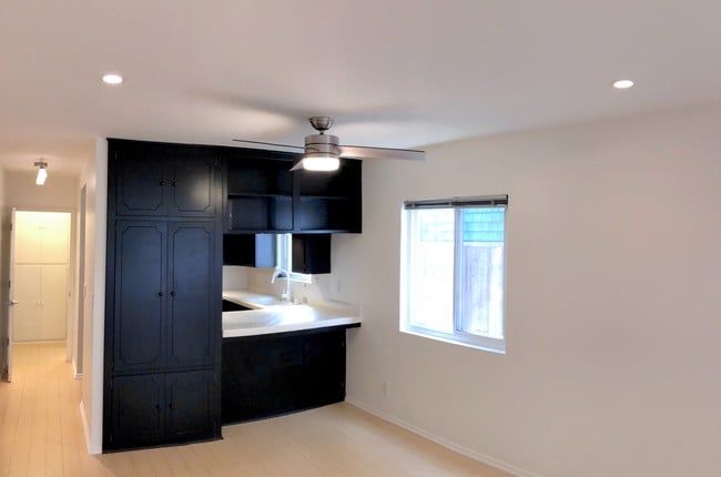 Kitchen Nook - 14 28th Ave