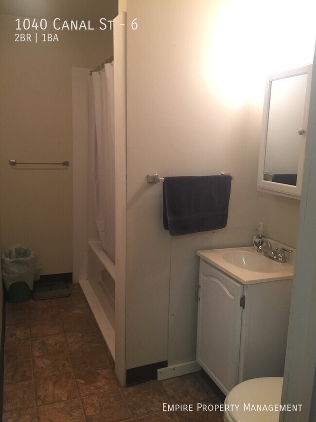 Building Photo - 1st Floor: 2 Bedroom / 1 Bathroom Apartmen...