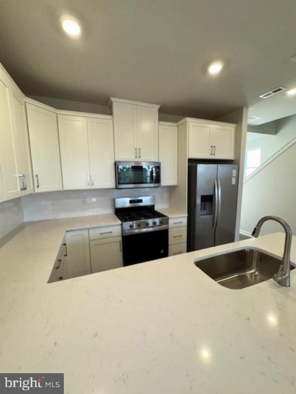 Building Photo - 701 Platinum Dr