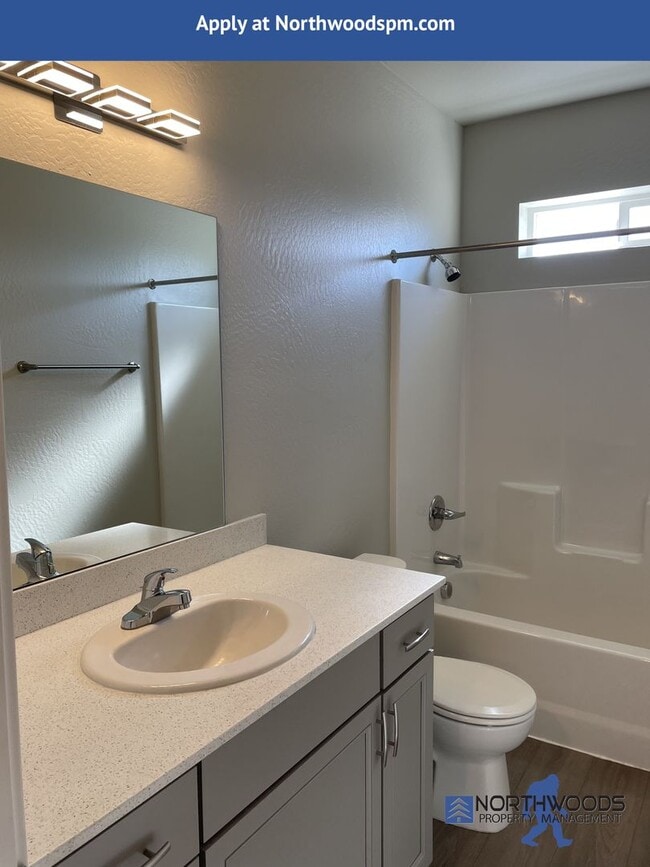 Building Photo - Newer Very Nice 2 Bedroom 1 Bathroom Downs...