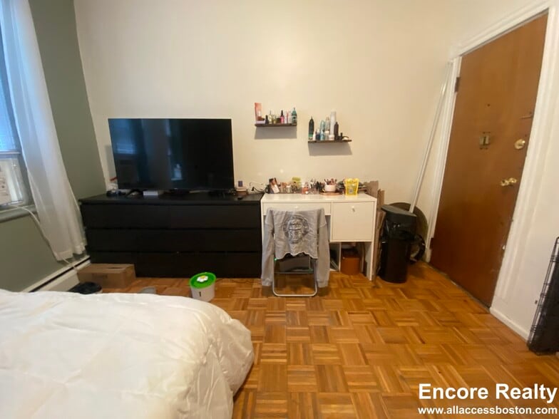 Building Photo - 40 Anderson St