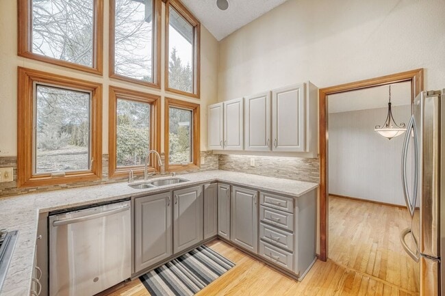 Building Photo - Single Family house on Meridian Valley Country Club.  Gated community