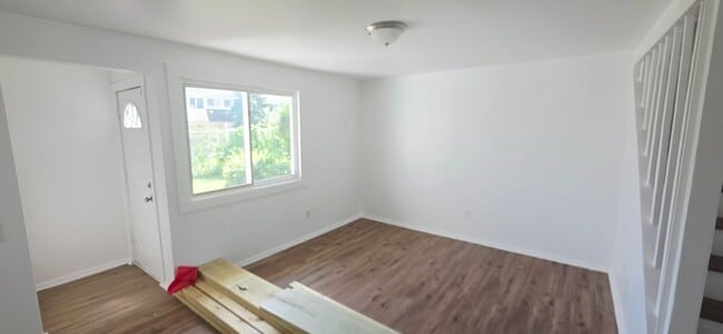 Building Photo - Updated & Move-In Ready Townhouse in Prime...