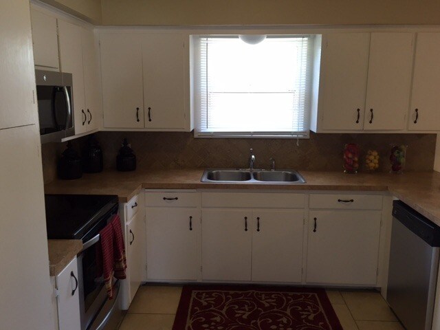 Building Photo - Huge Updated 4 Bedroom/2 Bath/2 Living Room House close to TTU - Available AUGUST