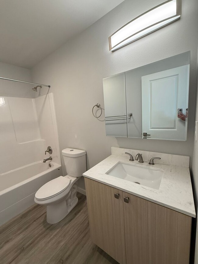 Building Photo - Gorgeous Pet Friendly Three Bedroom Lebano...