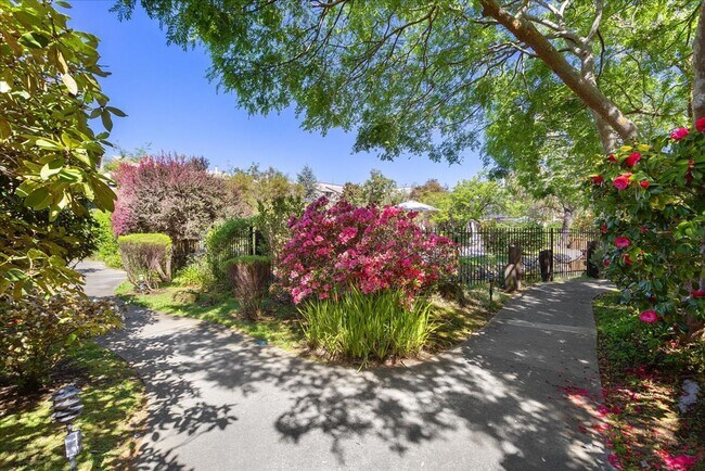 Building Photo - 2101 Shoreline Dr