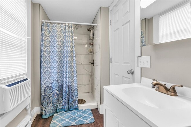 Building Photo - Beautifully Remodeled 1 Bedroom Located in...