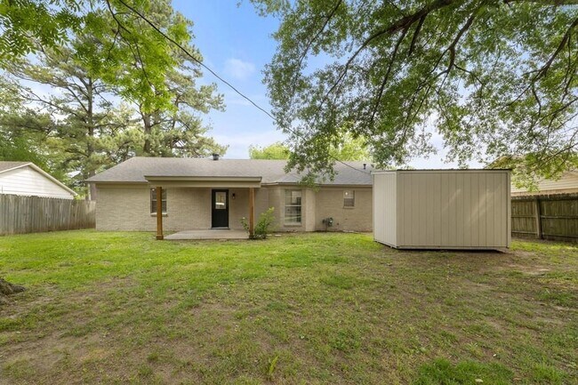 Building Photo - 908 N Roselawn Dr