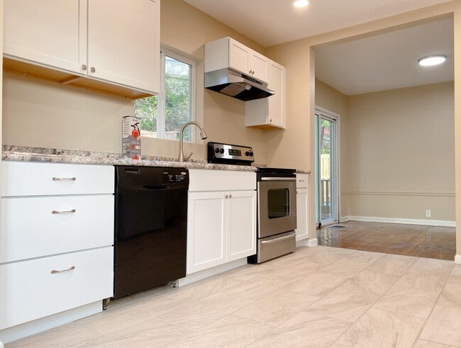 Building Photo - Beautifully updated 5 bed 2 bath house $2200