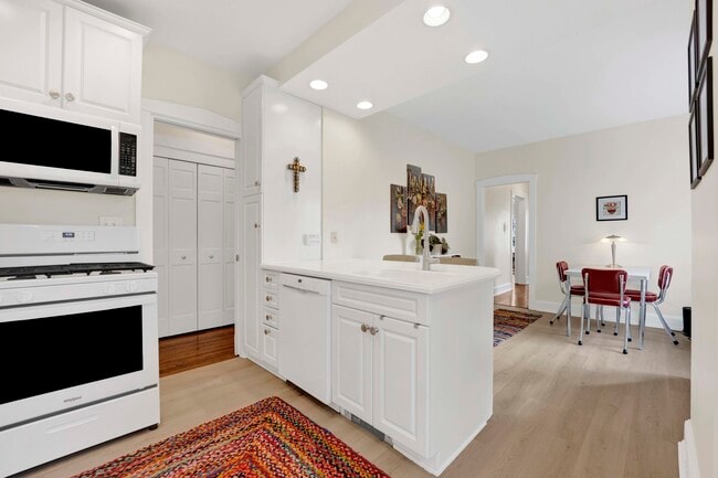 Building Photo - 554 Sheridan Square