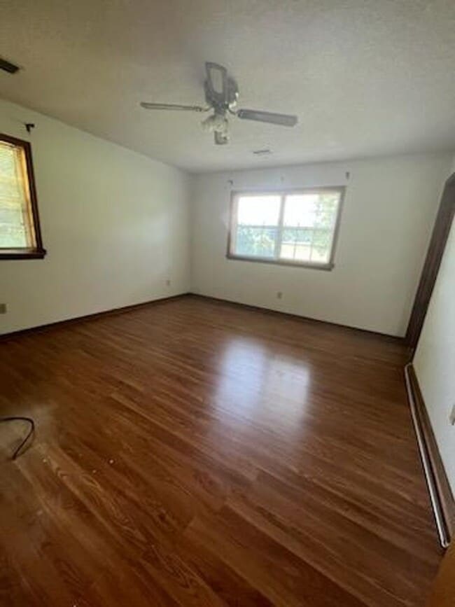 Building Photo - ***6 MONTH LEASE***Spacious Marion Rental!