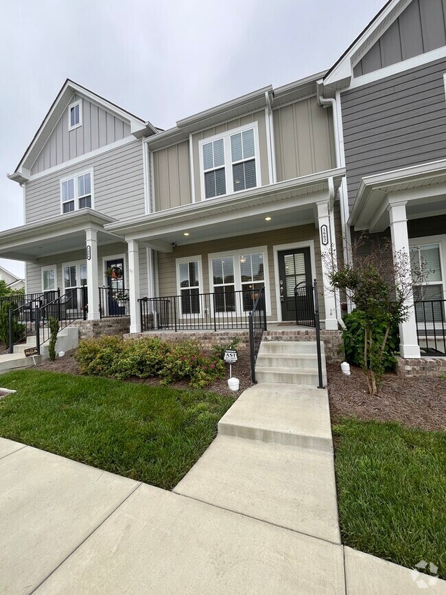 Building Photo - Beautiful 2-Bedroom Townhome with Modern C...