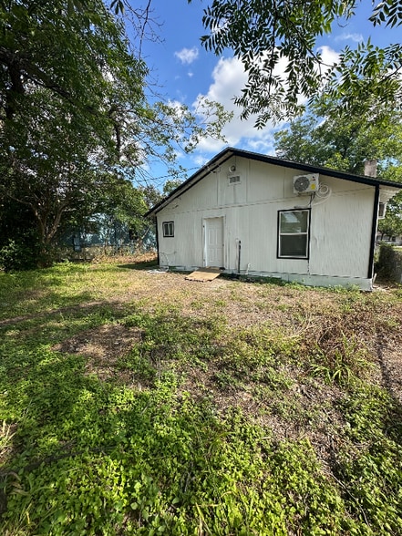 Building Photo - 2123 Delgado St