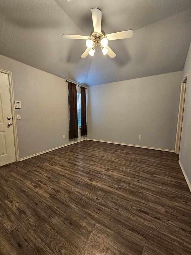 Building Photo - (3) Bed/(2) Bath SE Norman Available NOW!