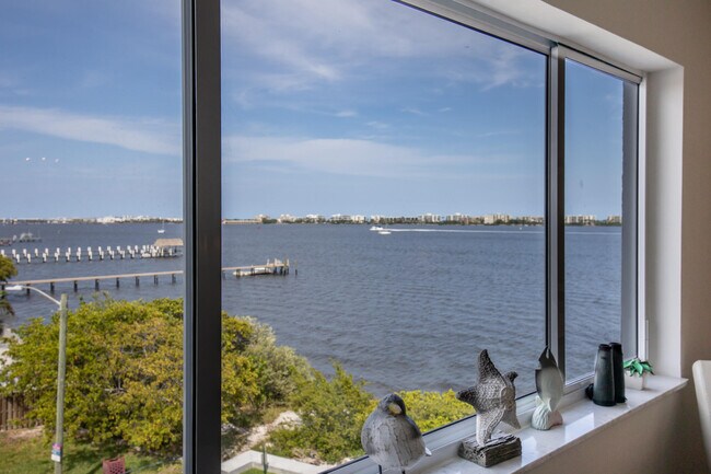 Building Photo - 1502 S Lakeside Dr