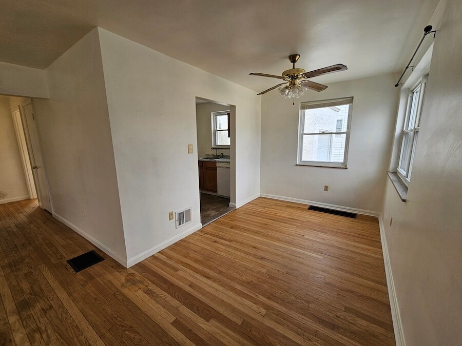 Building Photo - 115 Sanders Dr