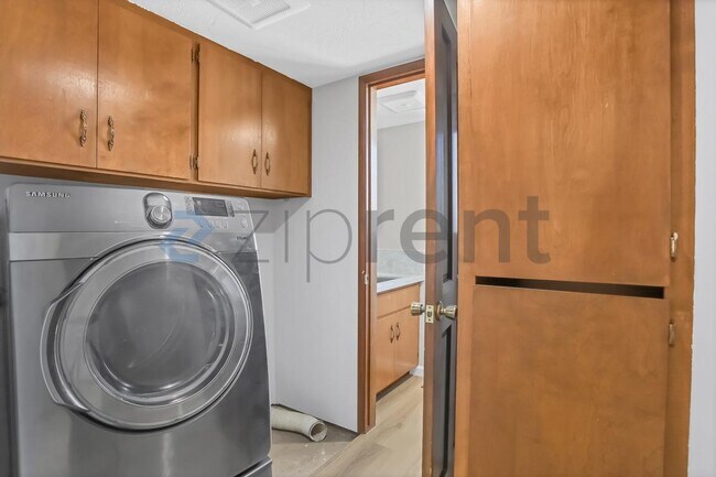 Building Photo - Unit