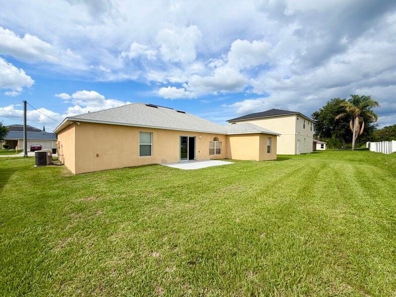 Building Photo - 47 Sawfish Ct