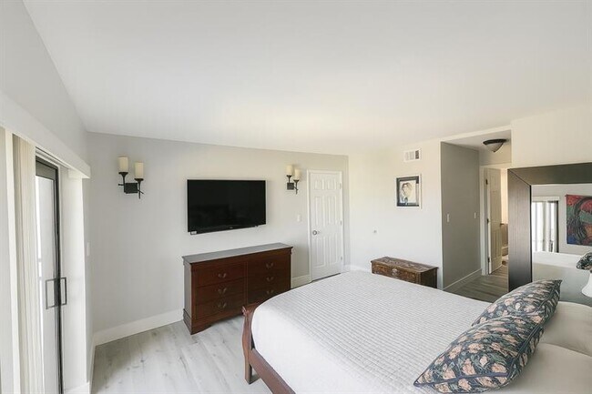 Building Photo - 4013 N Ocean Dr