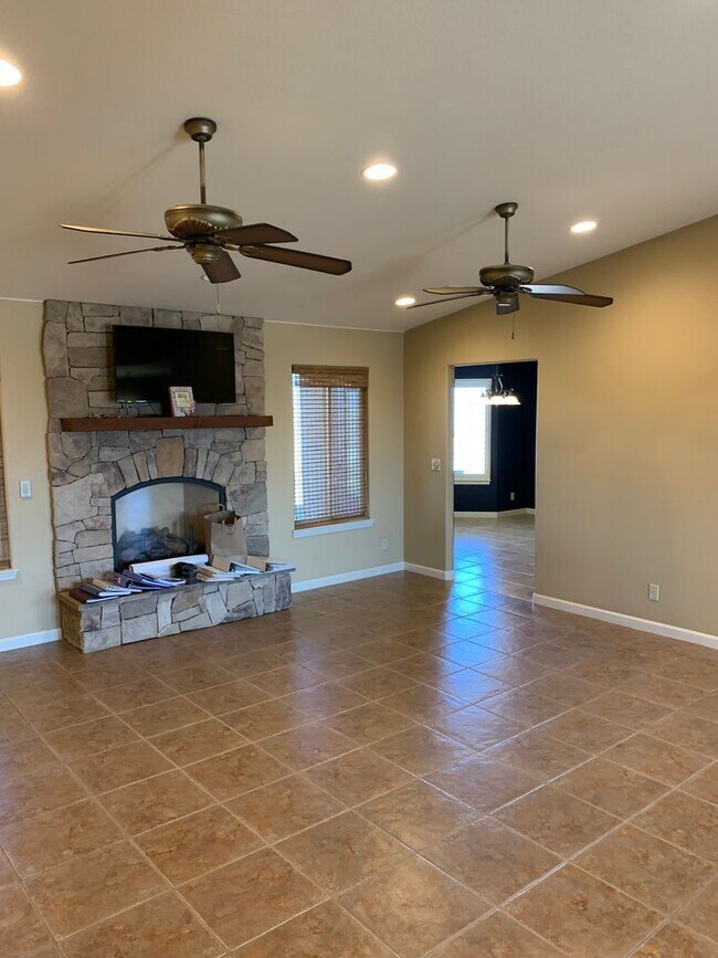 Building Photo - 5 Bd 4.5 Ba Country Home