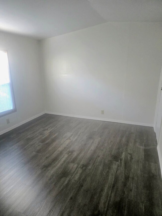 Building Photo - 2 bedroom 2 bathroom home for rent