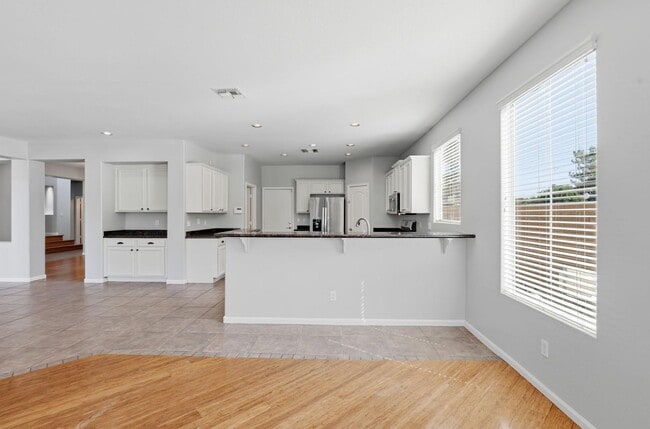 Building Photo - 3565 E Vaughn Ct