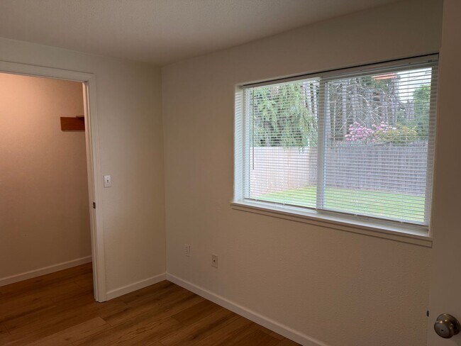 Building Photo - Updated 3 bedroom 1 bath duplex in Junction City!
