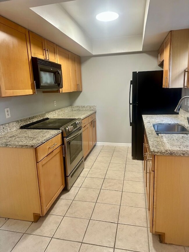 Building Photo - Cozy 2 Bedroom 2.5 Bath Two Story Condo