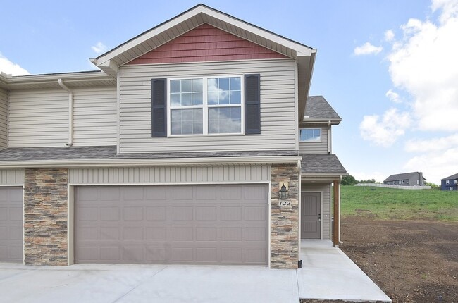 Building Photo - 3 Bedroom 2.5 Bath Duplex