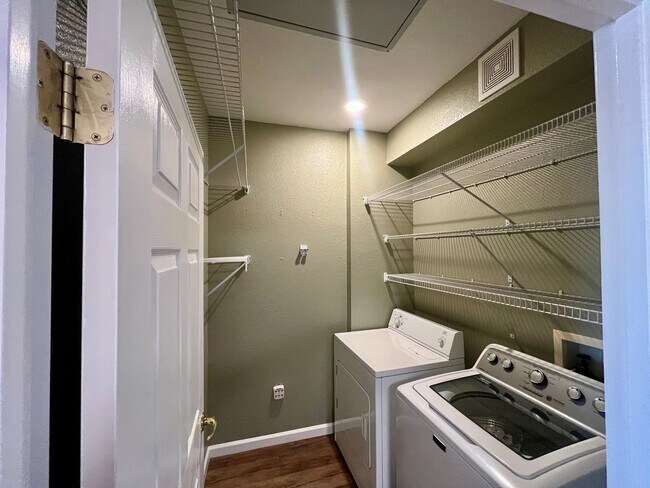 Building Photo - 1 bed 1 bath w/ Beautiful Mountain views!