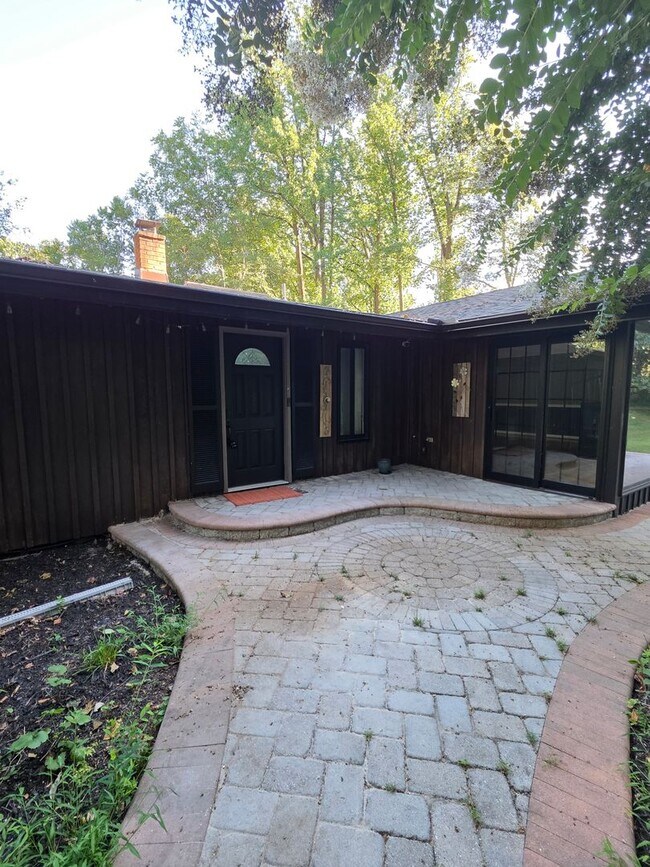 Building Photo - 27 Bridleshire Rd