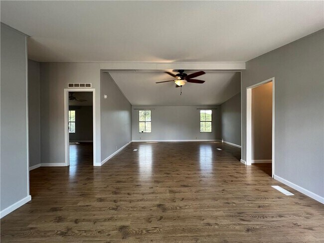Building Photo - 10808 Quail Valley Dr