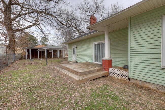 Building Photo - 310 N Jackson Ave