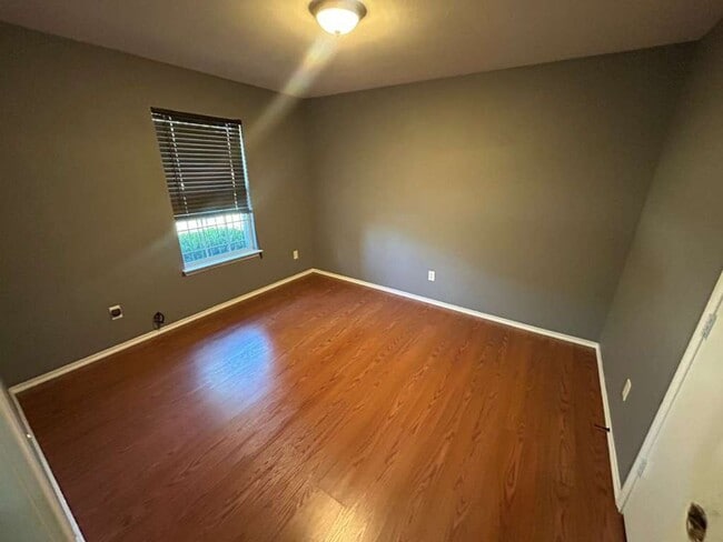 Building Photo - 3830 Kiest Knoll Dr