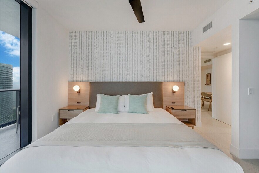 Building Photo - 121 NE 5th St